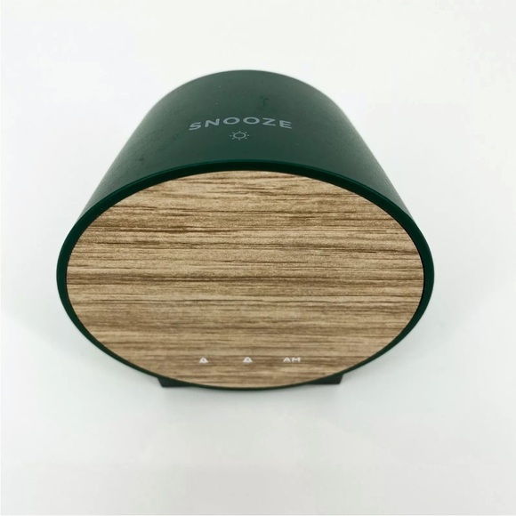 Capello alarm clock Wood Tone Minimalist Look USB Port Wall Charger & Batteries - Picture 2 of 7